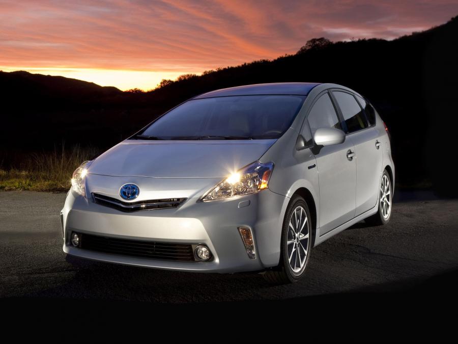  Toyota Prius MPV v 2011 года  (фото 16 из 30)